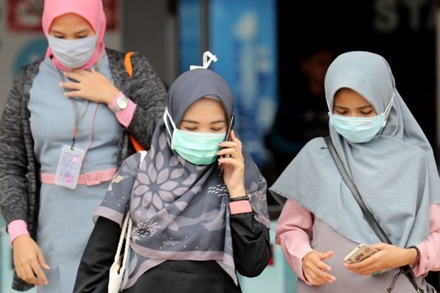 Người dân Indonesia đeo khẩu trang phòng chống dịch COVID-19. (Nguồn: EPA-EFE).