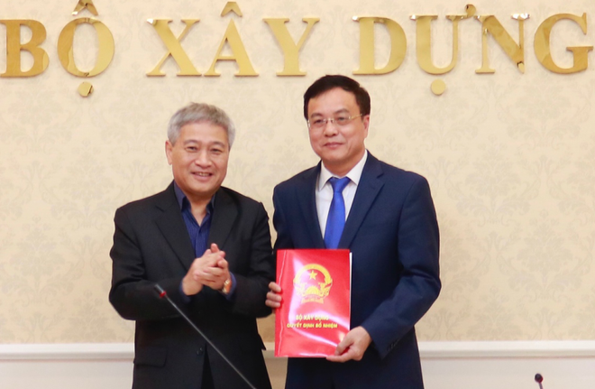Thứ trưởng Bộ Xây dựng Bùi Phạm Khánh trao quyết định cho đồng chí Đàm Đức Biên.