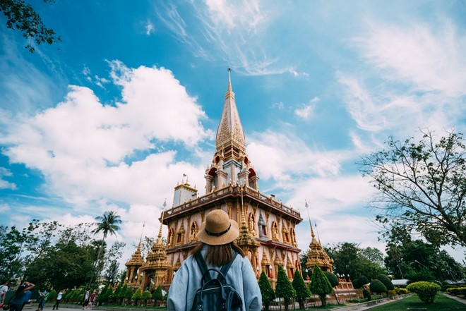 Du khách chụp ảnh bên ngoài ngôi chùa Wat Chalong- 1 trong những ngôi chùa nổi tiếng nhất Phuket (Thái Lan).