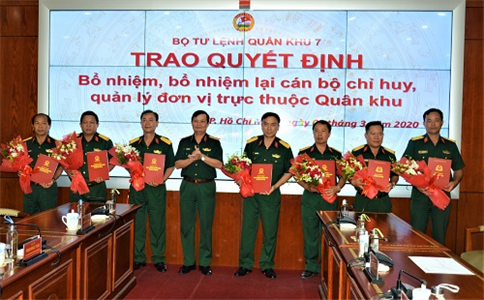 Trung tướng Trần Hoài Trung trao quyết định cho các cán bộ.