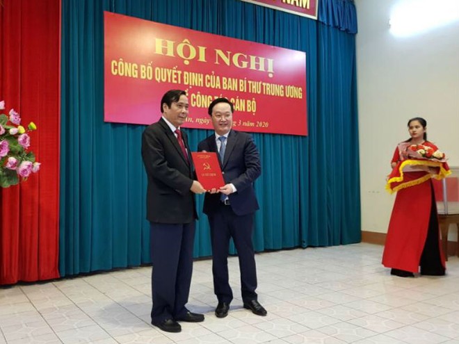 Ông Nguyễn Thanh Bình, Ủy viên BCH Trung ương Đảng, Phó Trưởng ban Thường trực Ban Tổ chức Trung ương đã trao quyết định của Ban Bí thư Trung ương cho ông Nguyễn Đức Trung.