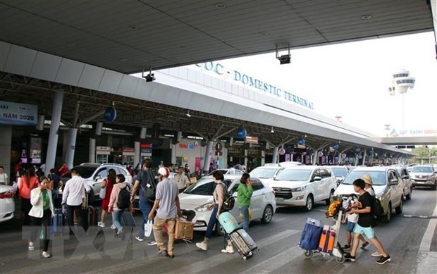 Hành khách di chuyển tại sân bay Tân Sơn Nhất. (Ảnh: Tiến Lực/TTXVN).