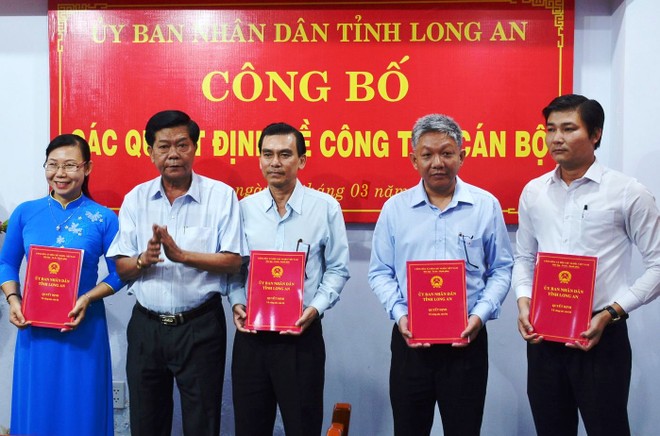 Phó Bí thư Tỉnh ủy, Chủ tịch UBND tỉnh Long An Trần Văn Cần trao các quyết định về công tác cán bộ.