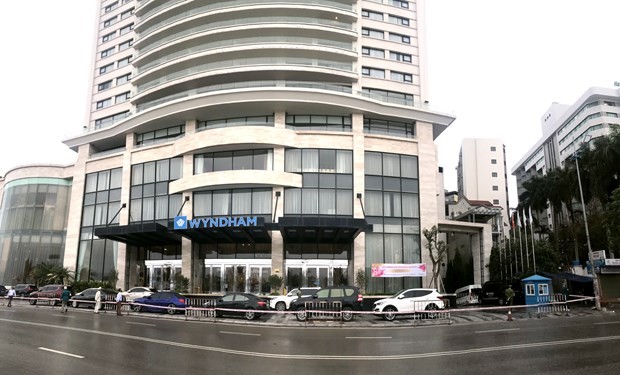 Xung quanh khách sạn Wyndham đều được lực lượng chức năng phong tỏa. (Nguồn: Báo Quảng Ninh).