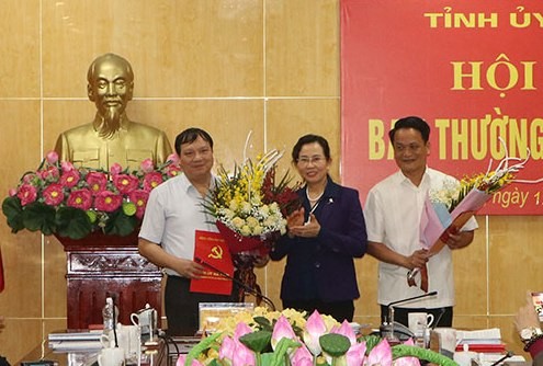 Bí thư Tỉnh ủy Hà Nam Lê Thị Thủy trao quyết định và chúc mừng đồng chí Lê Hồng Quân và đồng chí Đào Đình Tùng.
