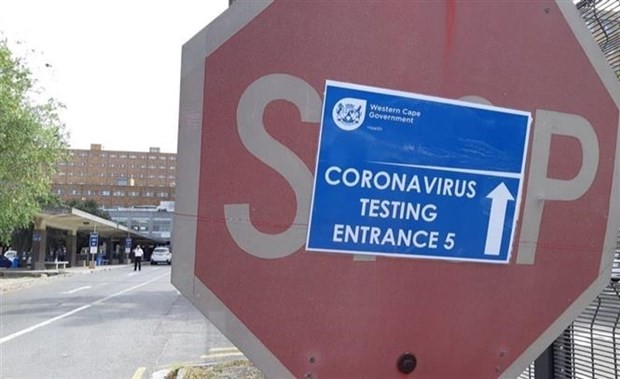 Bảng chỉ dẫn đường đến khu xét nghiệm COVID-19 trước cửa một bệnh viện tại thành phố Cape Town, Nam Phi. (Ảnh: Phi Hùng/TTXVN).