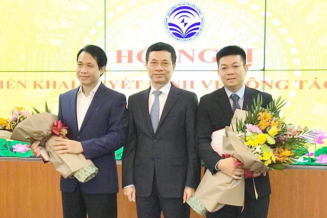 Bộ trưởng Nguyễn Mạnh Hùng trao quyết định và chúc mừng ông Trần Minh Tân  và ông Nguyễn Hồng Thắng.