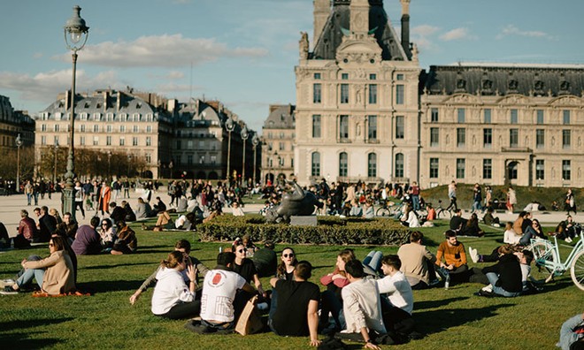 Người dân tụ tập gần bảo tàng Louvre ở Paris, Pháp hôm 15/3. Ảnh: NY Times.