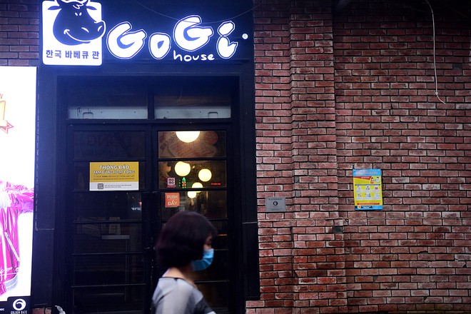 Một nhà hàng Gogi ở Hà Nội treo bản tạm dừng hoạt động. 
