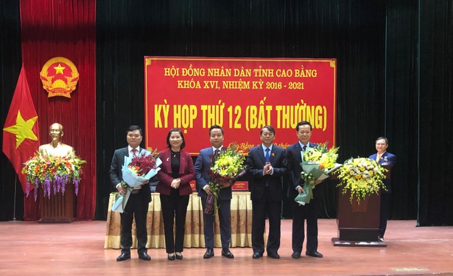 Đại diện lãnh đạo tỉnh Cao Bằng tặng hoa chúc mừng Tân Phó Chủ tịch Ủy ban nhân dân tỉnh Cao Bằng Lê Hải Hòa (người đứng giữa).