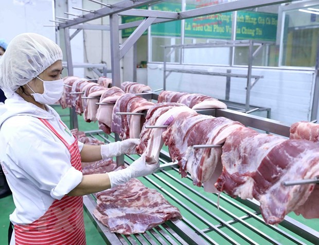 Sản phẩm thịt lợn sau khi chế biến được để trên giá đảm bảo vệ sinh thực phẩm. (Ảnh: Vũ Sinh/TTXVN).