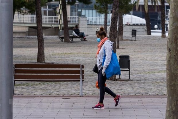Người dân đeo khẩu trang để phòng tránh lây nhiễm COVID-19 tại Barcelona, Tây Ban Nha, ngày 18/3/2020. (Nguồn: THX/TTXVN).