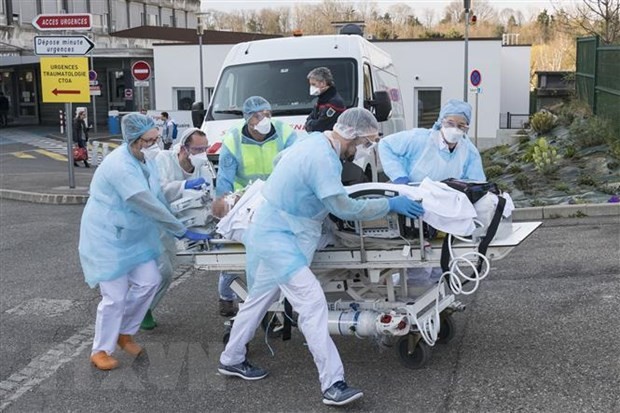 Nhân viên y tế chuyển bệnh nhân khỏi bệnh viện Emile Muller ở Mulhouse, miền Đông Pháp trong bối cảnh dịch COVID-19 bùng phát, ngày 17/3/2020. (Ảnh: AFP/TTXVN).