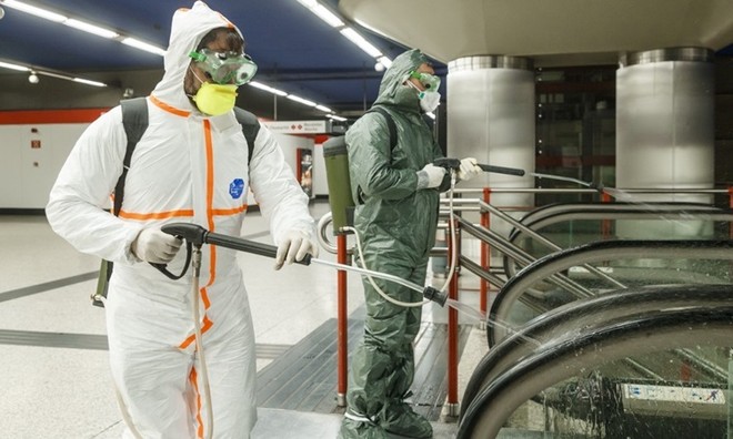 Công nhân phun khử trùng tại Ga tàu điện ngầm Nuevos Ministryios ở Madrid, Tây Ban Nha hôm 20/3. Ảnh: AFP.