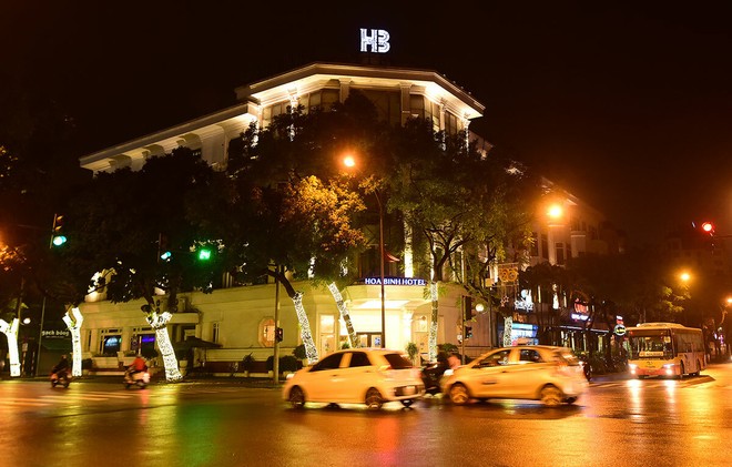 Khách sạn Hoà Bình, 27 Lý Thường Kiệt, quận Hoàn Kiếm, Hà Nội. 