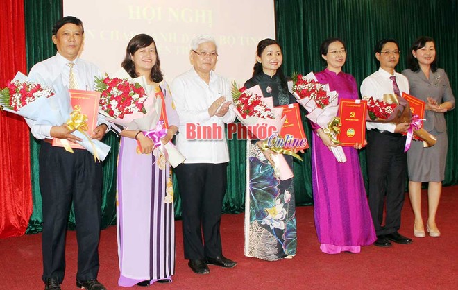 Lãnh đạo tỉnh Bình Phước trao quyết định và chúc mừng các cán bộ được Ban Bí thư Trung ương Đảng chuẩn y chức vụ mới.