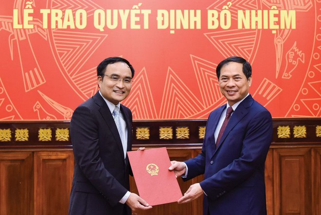 Thứ trưởng Bùi Thanh Sơn trao quyết định cho đồng chí Lê Đình Tĩnh.