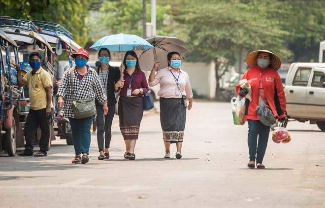 Người dân đeo khẩu trang nhằm ngăn chặn sự lây lan của dịch COVID-19 tại thủ đô Vientiane, Lào ngày 23/3/2020. (Ảnh: THX/TTXVN).