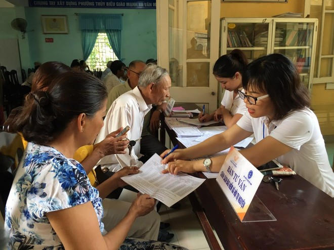 Nhân viên Bưu điện tỉnh Thừa Thiên Huế chi trả lương hưu tại các điểm phục vụ của Bưu điện tỉnh.