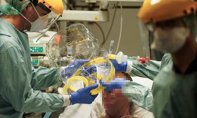 Nhân viên y tế điều trị cho bệnh nhân Covid-19 tại một bệnh viện Erasme ở Brussels, Bỉ hôm 27/3. Ảnh:AFP.