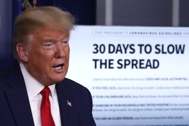 "Đây sẽ là hai tuần rất, rất đau đớn", TT Trump thừa nhận trong họp báo ngày 31/3. Ảnh: AP.