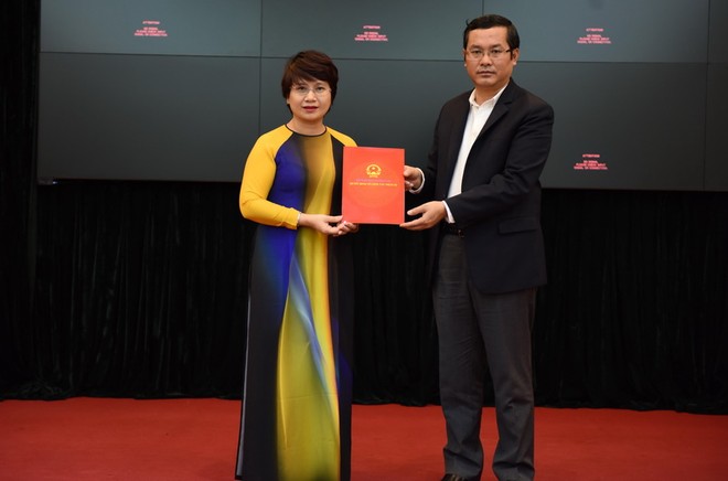 Thứ trưởng Nguyễn Văn Phúc trao quyết định của Bộ trưởng Bộ GD&ĐT giao quyền Vụ trưởng Vụ Giáo dục đại học cho bà Nguyễn Thu Thủy.