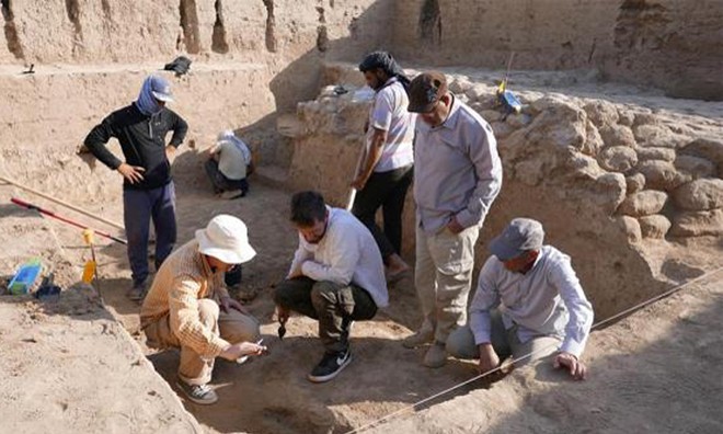 Nhóm chuyên gia tiến hành khai quật đền thờ cổ ở Girsu. Ảnh: Ancient Origins.