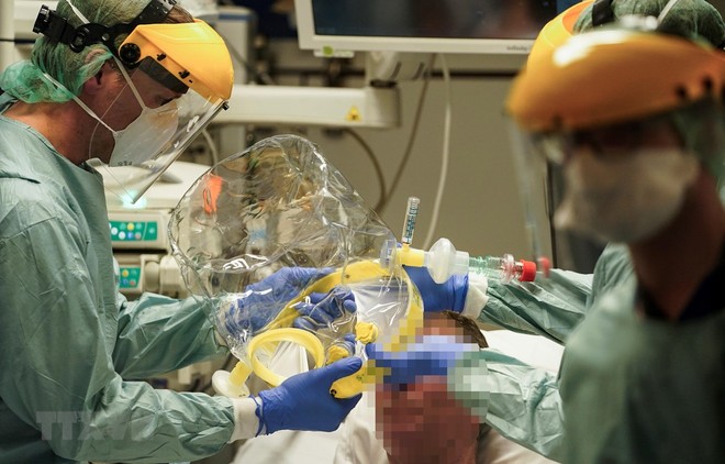 Nhân viên y tế điều trị cho bệnh nhân nhiễm COVID-19 tại bệnh viện ở Brussels, Bỉ, ngày 27/3/2020. (Ảnh: AFP/TTXVN).