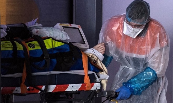 Nhân viên y tế di chuyển bệnh nhân nhiễm nCoV tới một bệnh viện ở Paris, Pháp, ngày 1/4. Ảnh: AFP..