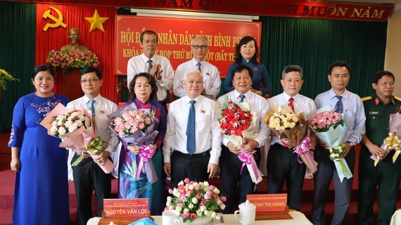 Các đại biểu nhận hoa chúc mừng từ Bí thư Tỉnh ủy Bình Phước tại phiên họp ngày 23/3.