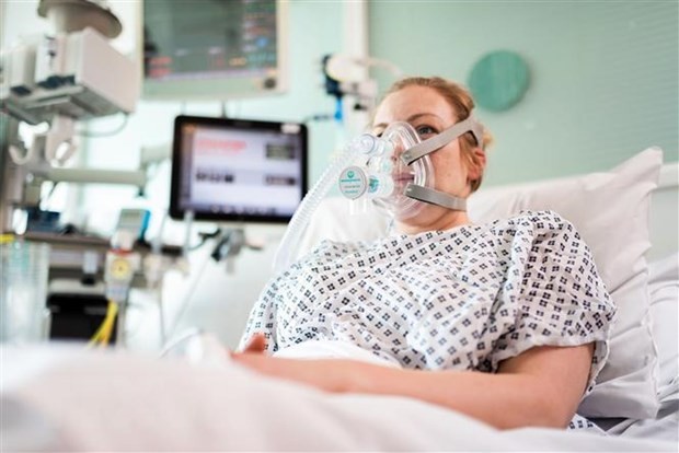 Bệnh nhân sử dụng máy trợ thở. (Ảnh minh họa. AFP/TTXVN).
