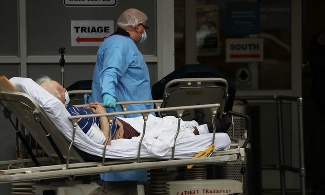 Nhân viên y tế tiếp nhận bệnh nhân ở New York ngày 3/4. Ảnh: AFP.