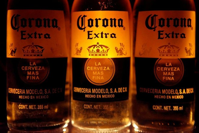 Bia Corona được bày bán tại Mexico City (Mexico). Ảnh: Reuters.