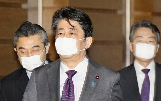 Thủ tướng Abe (giữa) đeo khẩu trang phòng dịch Covid-19 hôm 5/4. Ảnh: Kyodo.