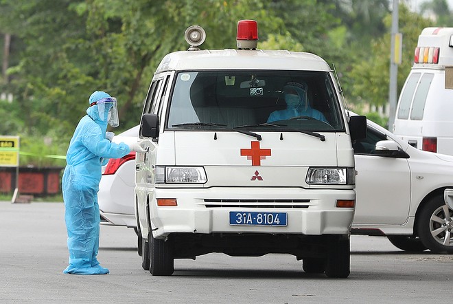 Xe vận chuyển bệnh nhân Covid-19 ở Bệnh viện Bệnh Nhiệt đới Trung ương, Hà Nội.