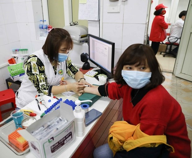 Lấy mẫu máu xét nghiệm cho tình nguyện viên đăng ký hiến máu tại địa chỉ 26 Lương Ngọc Quyến, quận Hoàn Kiếm, Hà Nội. (Ảnh: TTXVN).