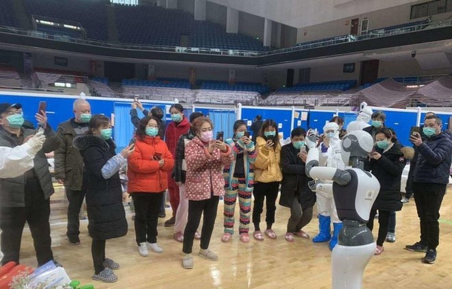 Robot Cloud Ginger hướng dẫn các bệnh nhân vận động tại bệnh viện Vũ Hán, Trung Quốc. (Nguồn: CloudMinds).
