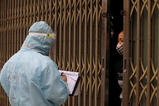 Nhân viên y tế điều tra dịch tễ, cách ty toàn thôn Hạ Lôi xã Mê Linh, huyện Mê Linh, Hà Nội, ngày 8/4.