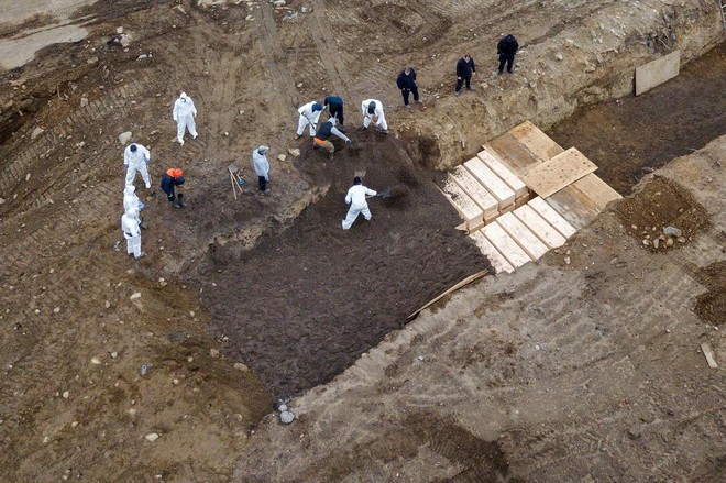 Các rãnh lớn được đào ở đảo Hart để phục vụ việc chôn cất trong bối cảnh số người chết vì Covid-19 ở New York tăng mạnh. (Ảnh: Reuters).