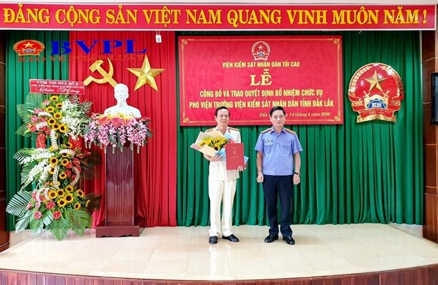 Ông Lê Quang Tiến, Viện trưởng VKSND tỉnh Đắk Lắk (phải) trao quyết định bổ nhiệm chức vụ Phó Viện trưởng VKSND tỉnh cho ông Đinh Quang Cử (trái).