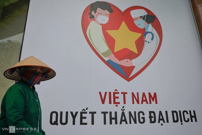 Một pano "Việt Nam quyết thắng đại dịch" tại trung tâm TP.HCM trong những ngày cách ly xã hội. 