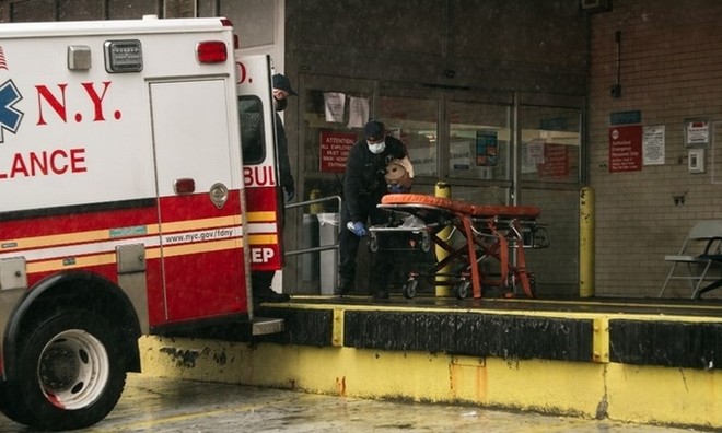 Nhân viên y tế khử trùng cáng cứu thương tại bệnh viện Brookdale ở Brooklyn, New York, ngày 13/4. Ảnh: AFP.