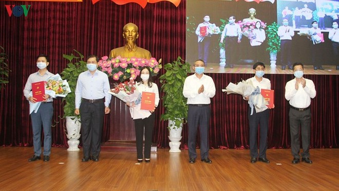 Ông Trương Quang Nghĩa (ảnh giữa), Bí thư Thành ủy Đà Nẵng trao các Quyết định và tặng hoa chúc mừng các Ủy viên Ban Chấp hành Đảng bộ thành phố Đà Nẵng nhiệm kỳ 2015-2020.