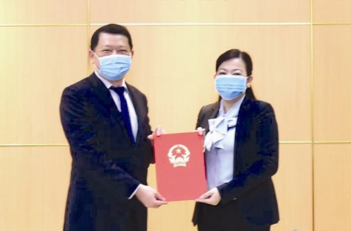 Ủy viên Trung ương Đảng, Trưởng ban Dân nguyện Nguyễn Thanh Hải trao quyết định bổ nhiệm cho Vụ trưởng Vụ Dân nguyện Lò Việt Phương.