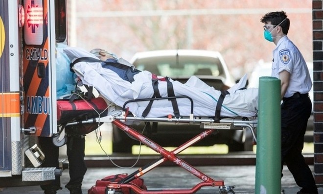 Nhân viên cấp cứu đưa bệnh nhân đi từ viện dưỡng lão ở Chelsea, Anh ngày 17/4. Ảnh: AFP.