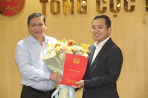 Ông Nguyễn Bằng Thắng (phải) nhận quyết định giữ chức vụ Phó Vụ trưởng Vụ Quản lý thuế doanh nghiệp lớn.