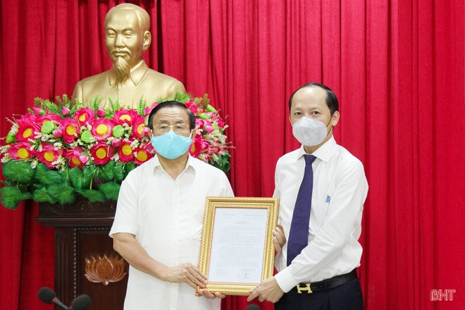 Bí thư Tỉnh ủy Hà Tĩnh Lê Đình Sơn trao quyết định và chúc mừng đồng chí Nguyễn Hồng Lĩnh.