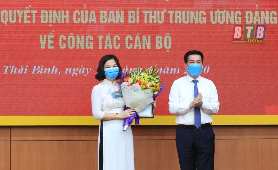Đồng chí Nguyễn Hồng Diên trao quyết định và chúc mừng đồng chí Phạm Thị Hải Lý.