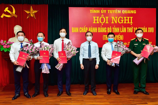 Bí thư Tỉnh ủy Tuyên Quang Chẩu Văn Lâm trao quyết định và chúc mừng các tân Ủy viên Ban Chấp hành Đảng bộ tỉnh.