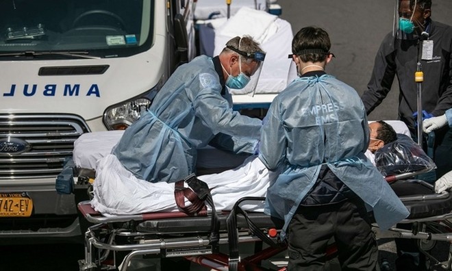 Nhân viên y tế chăm sóc cho bệnh nhân nhiễm nCoV bên ngoài một bệnh viện ở Bronx, New York. Ảnh: AFP.